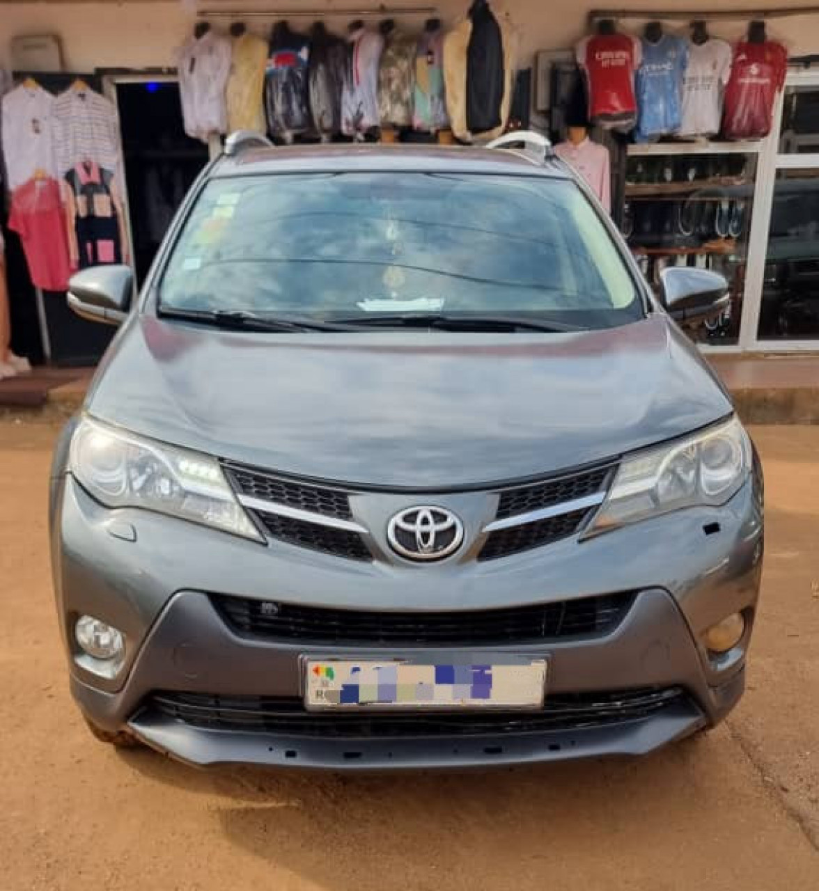 TOYOTA RAV4 AUTOMATIQUE ESSENCES CLIMATISÉE, Voitures, Conakry