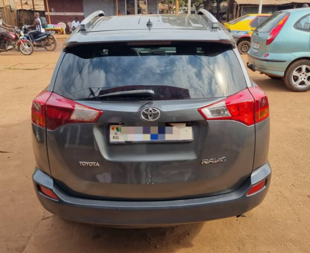 TOYOTA RAV4 AUTOMATIQUE ESSENCES CLIMATISÉE, Voitures, Conakry