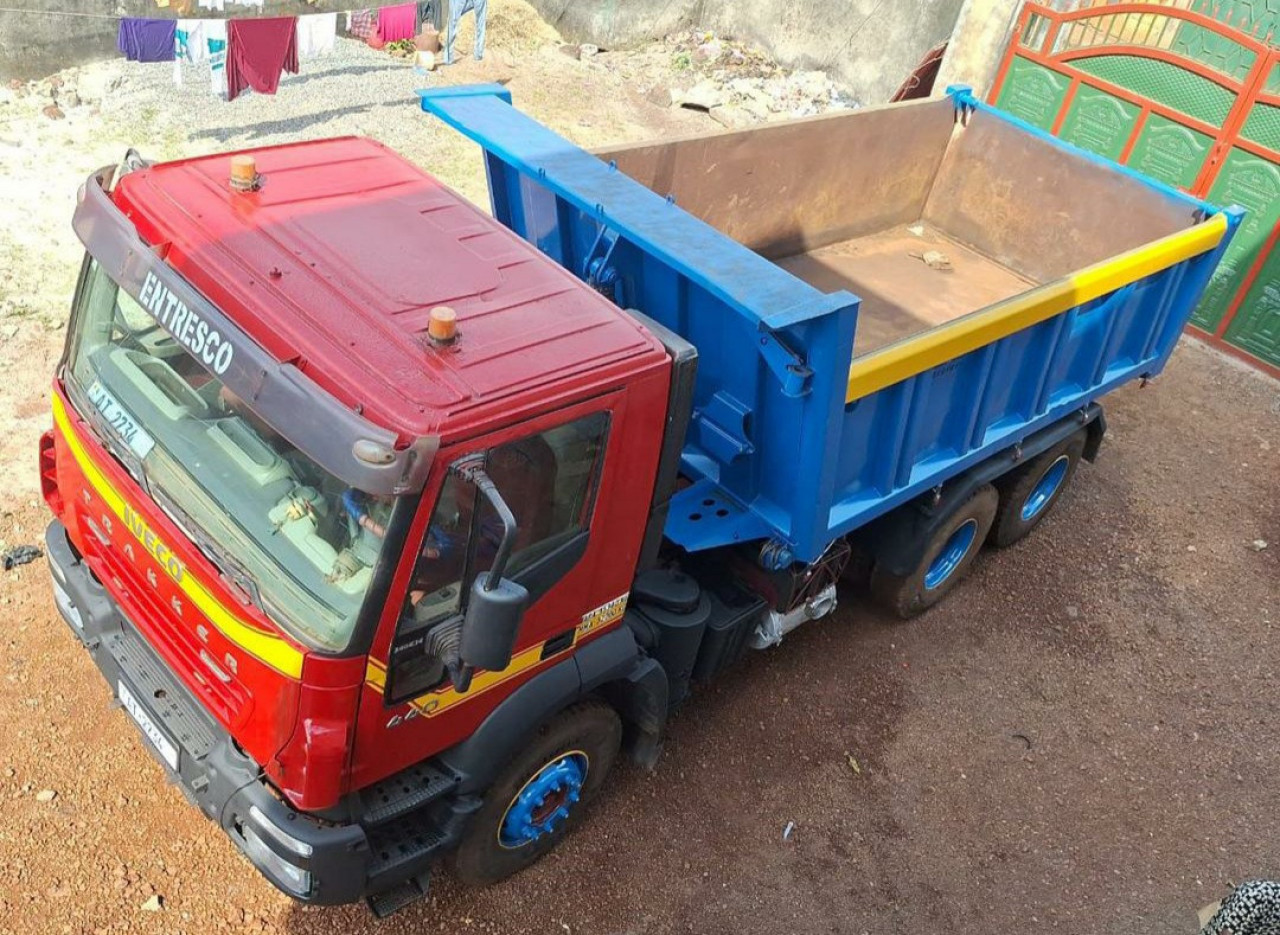 CAMION IVECO TRAKKER 10 ROUES, Camions - Autobus, Conakry