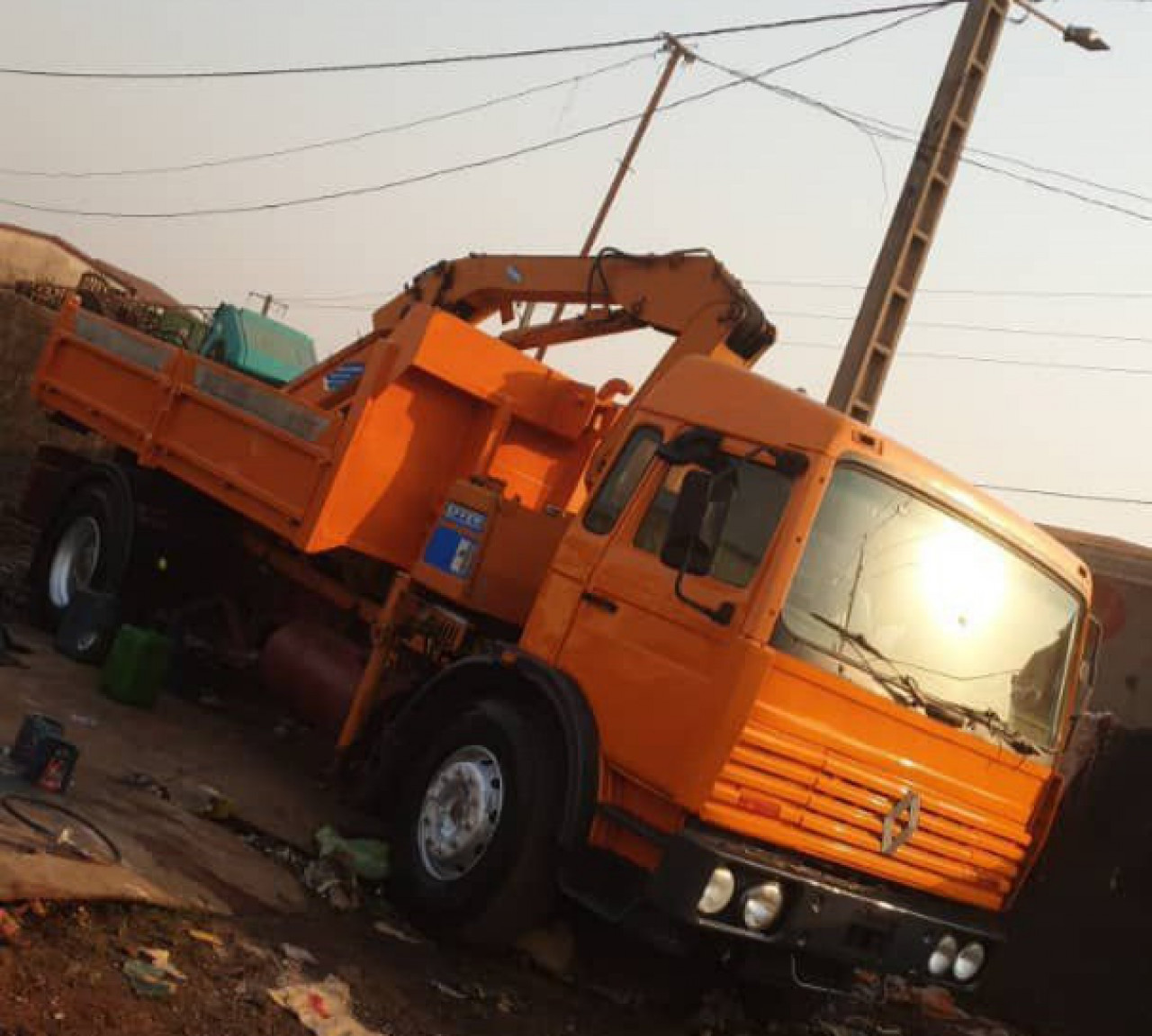 CAMION RENAULT GRUE BENNE 6 ROUES SORTIE PORT, Camions - Autobus, Conakry