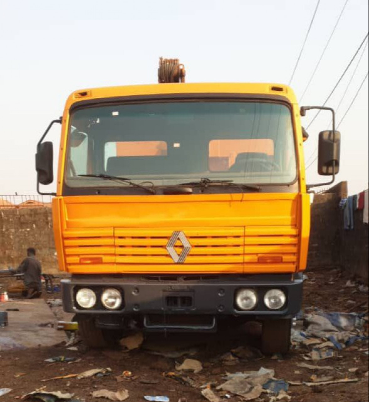 CAMION RENAULT GRUE BENNE 6 ROUES SORTIE PORT, Camions - Autobus, Conakry