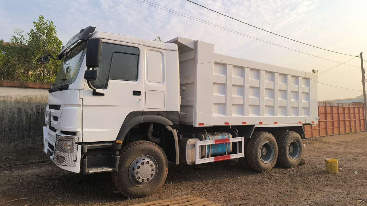 CAMION HOWO 10 ROUES, Camions - Autobus, Conakry