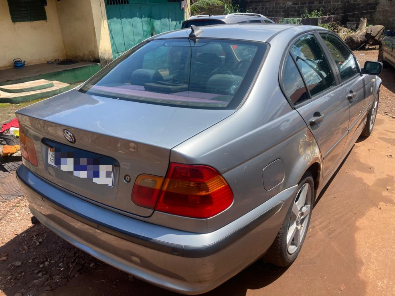 BMW 318 ESSENCE MANUELLE CLIMATISÉE PEINTURE D’ORIGINE, Voitures, Conakry