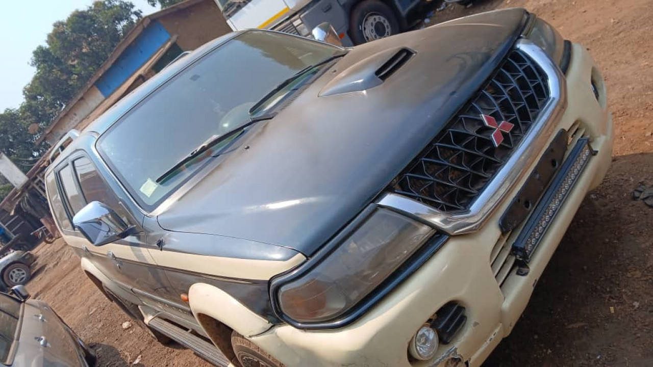 MITSUBISHI PAJERO, Voitures, Conakry