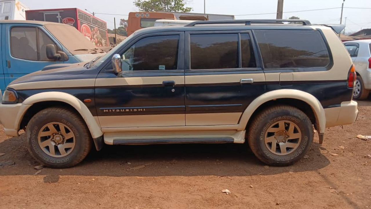 MITSUBISHI PAJERO, Voitures, Conakry