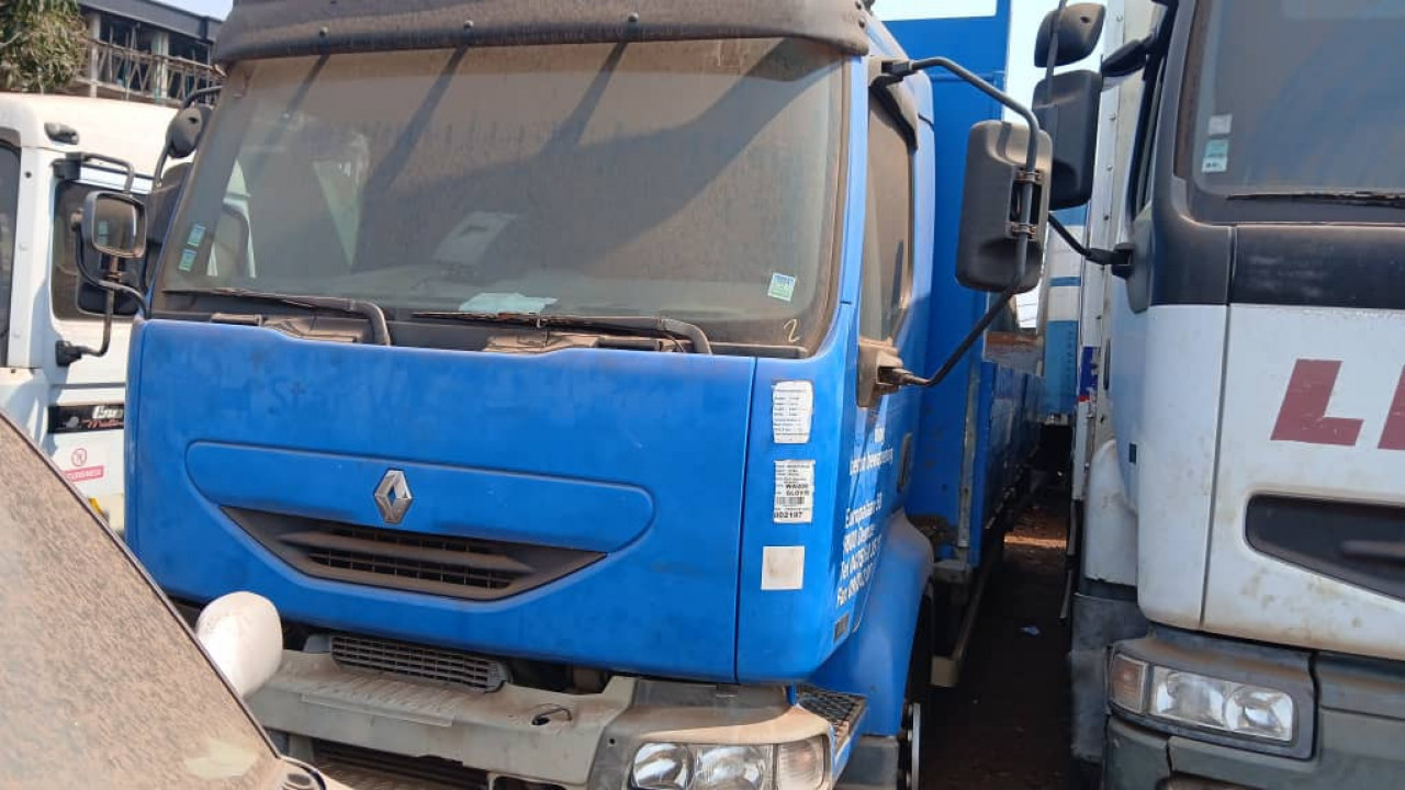 CAMION 6 ROUES RIDELLES, Camions - Autobus, Conakry