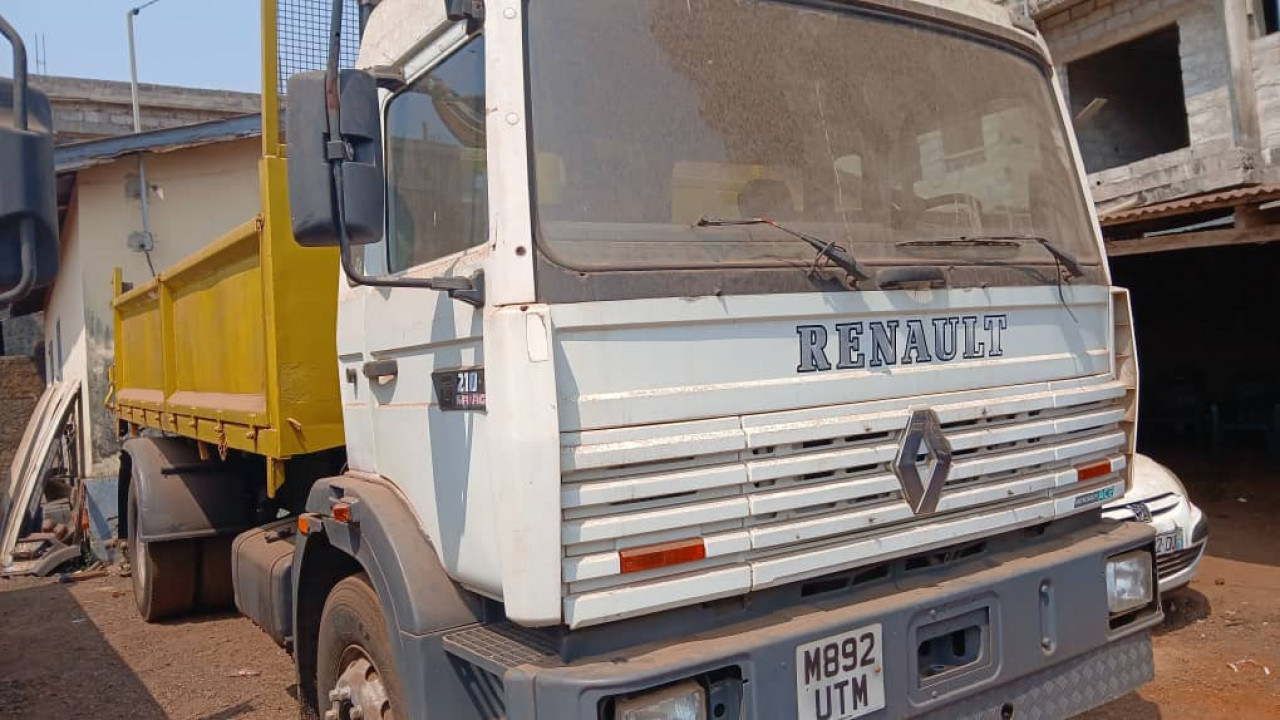 CAMION 6 ROUES SORTIE PORT, Camions - Autobus, Conakry