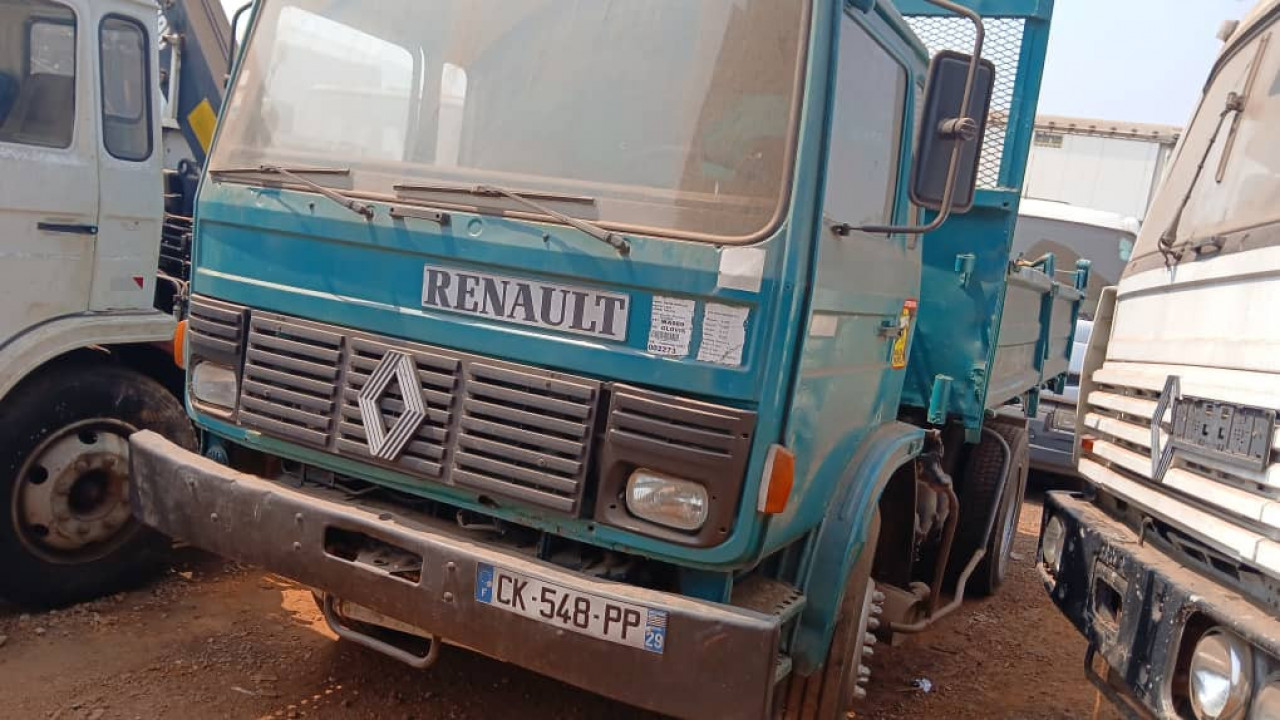 RENAULT BENNE 6 ROUES SORTIE PORT, Camions - Autobus, Conakry