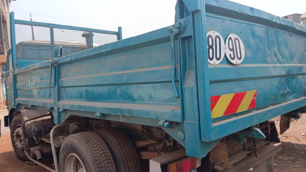 RENAULT BENNE 6 ROUES SORTIE PORT, Camions - Autobus, Conakry