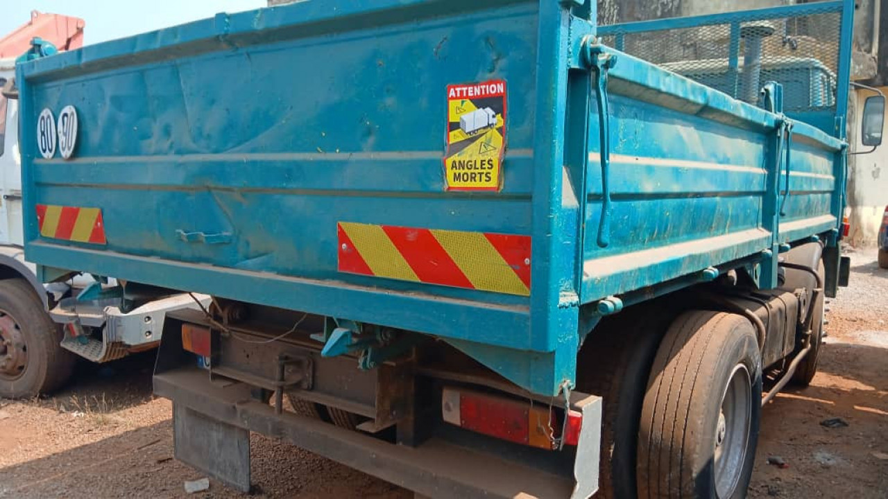 RENAULT BENNE 6 ROUES SORTIE PORT, Camions - Autobus, Conakry