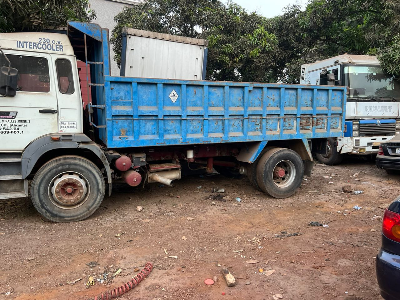 RENAULT BENNE 16 ROUES SORTIE PORT, Camions - Autobus, Conakry