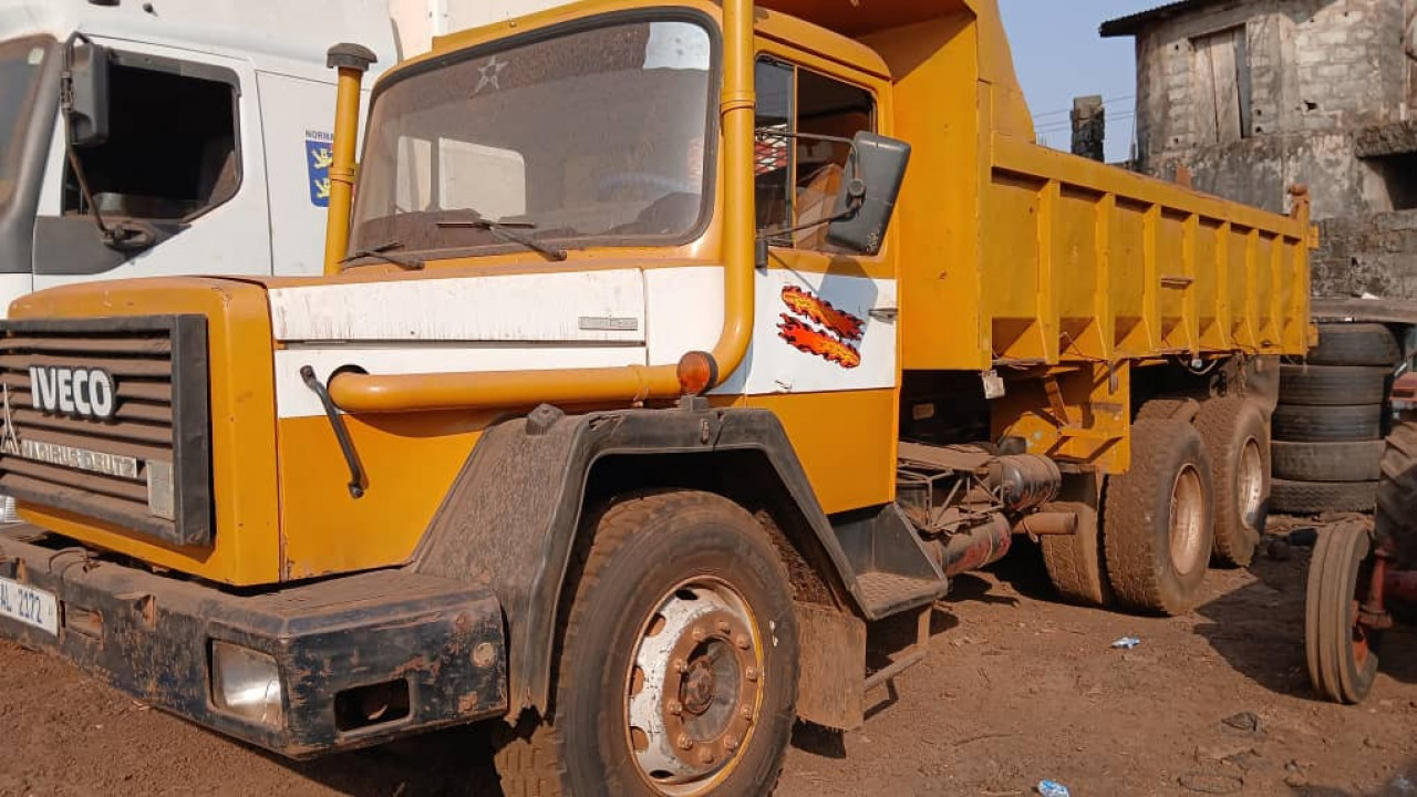 CAMION IVECO 10 ROUES, Camions - Autobus, Conakry