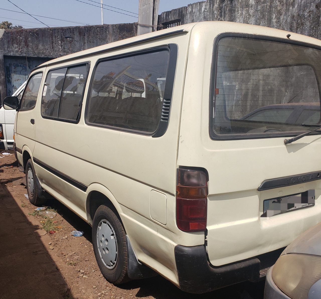 TOYOTA CARE HIACE SORTIE PORT, Camions - Autobus, Conakry