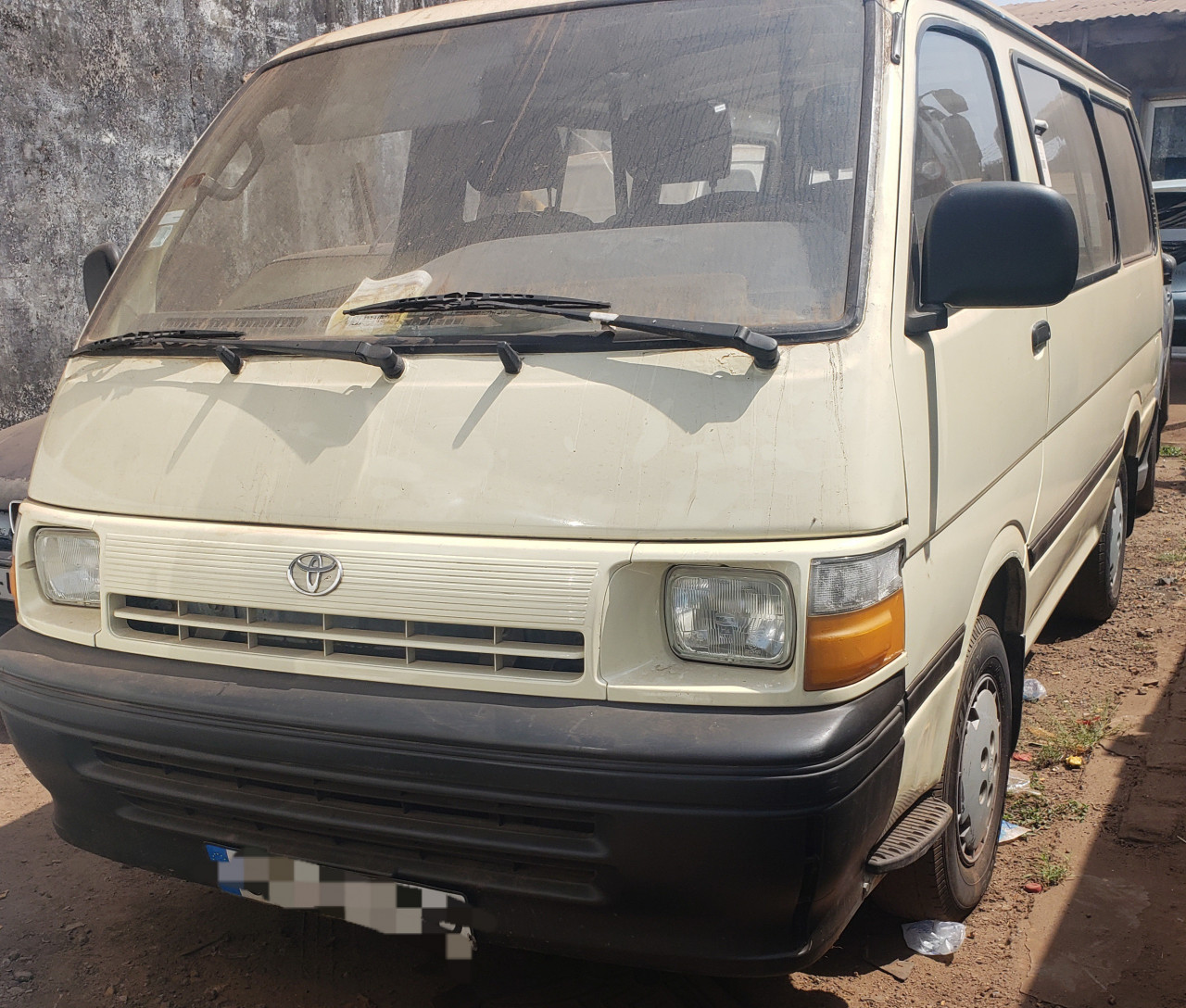 TOYOTA CARE HIACE SORTIE PORT, Camions - Autobus, Conakry