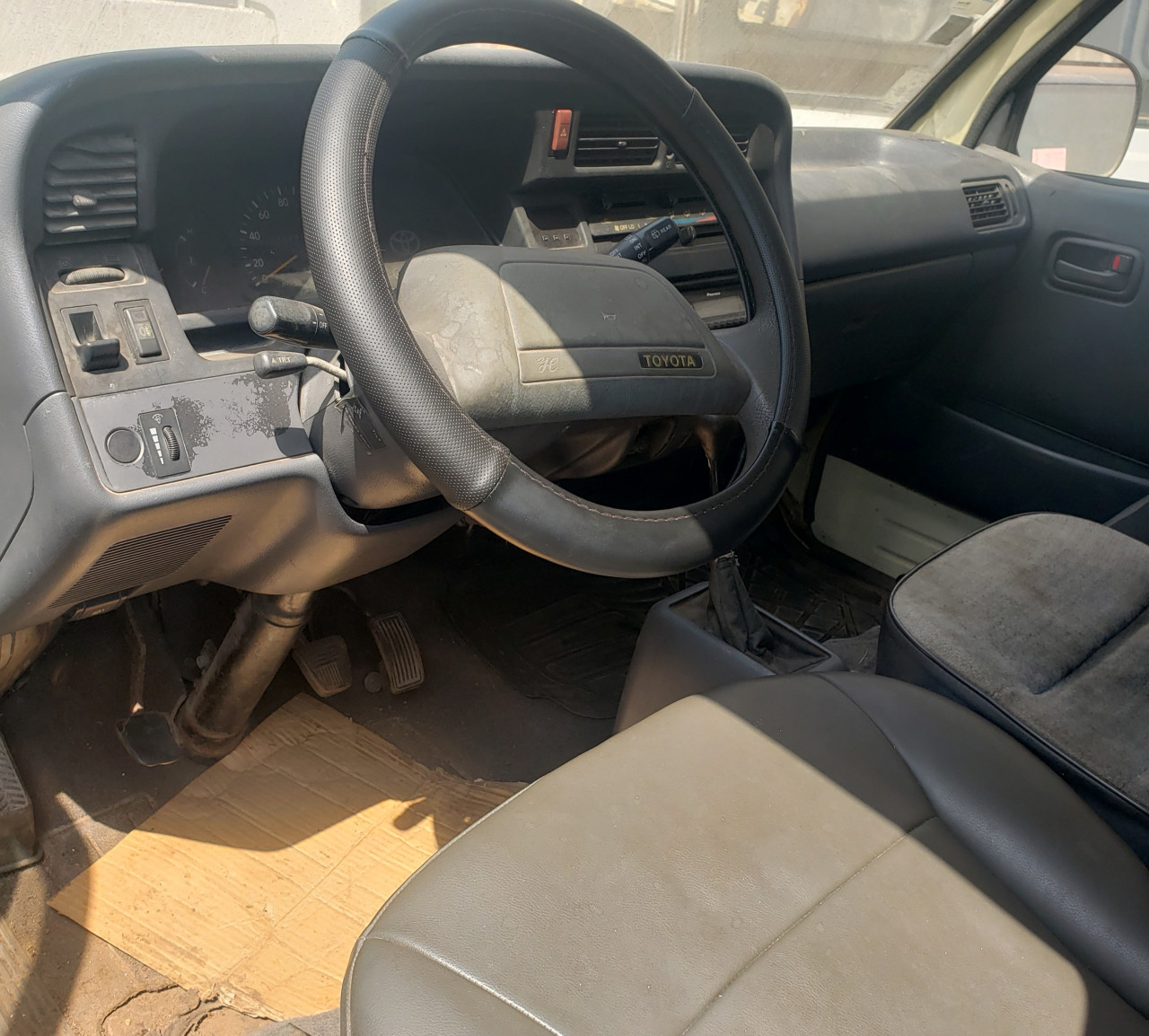 TOYOTA CARE HIACE SORTIE PORT, Camions - Autobus, Conakry