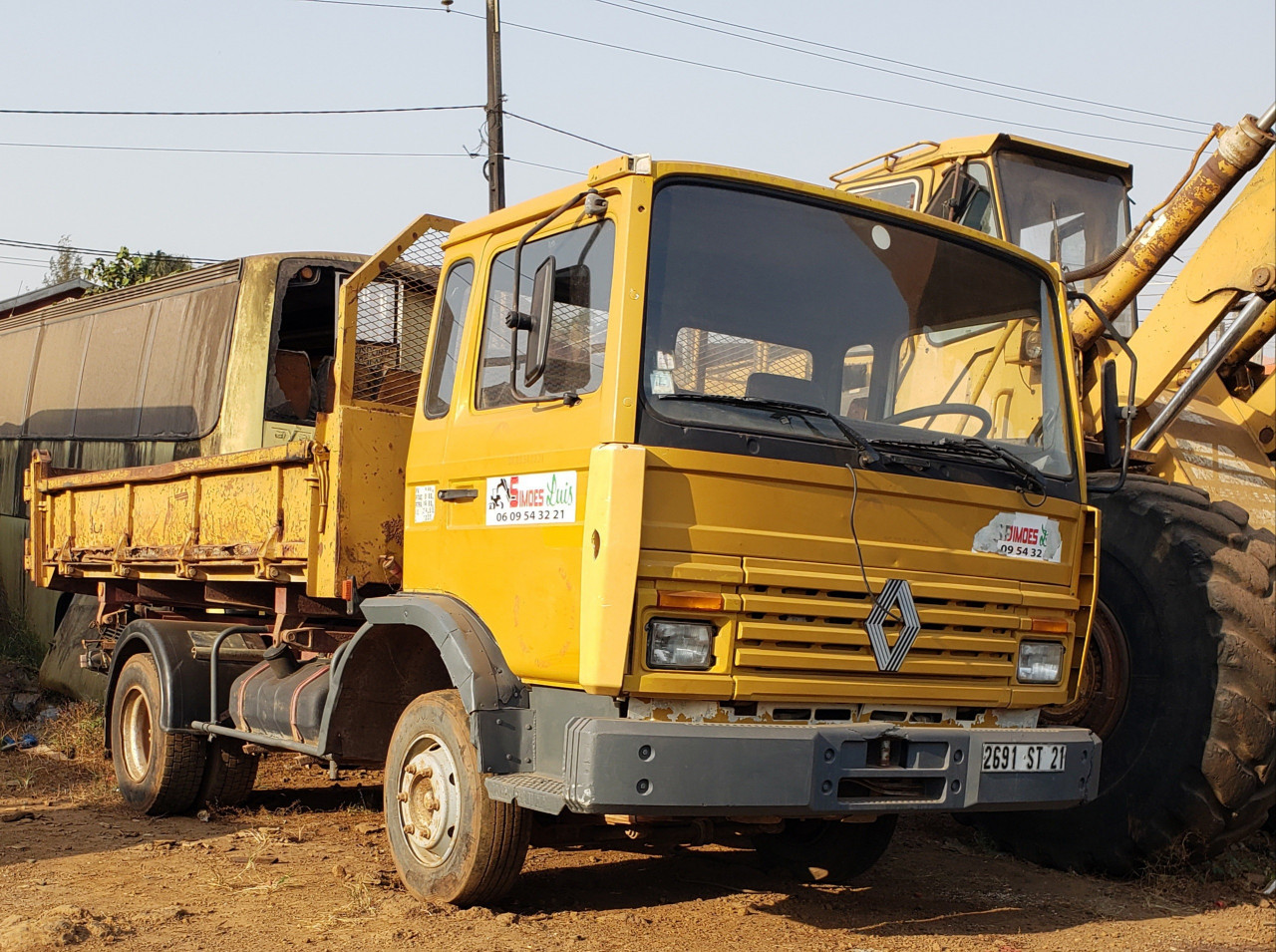 CAMION BENNE 6 ROUES RENAULT, Camions - Autobus, Conakry