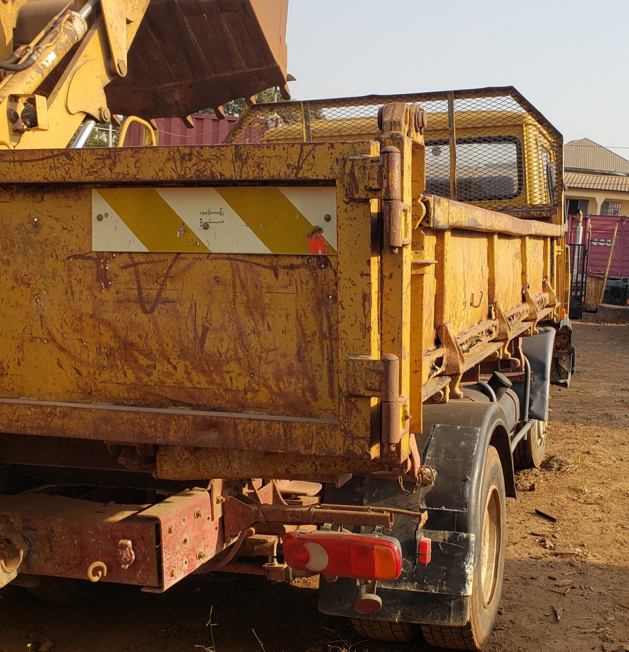 CAMION BENNE 6 ROUES RENAULT, Camions - Autobus, Conakry