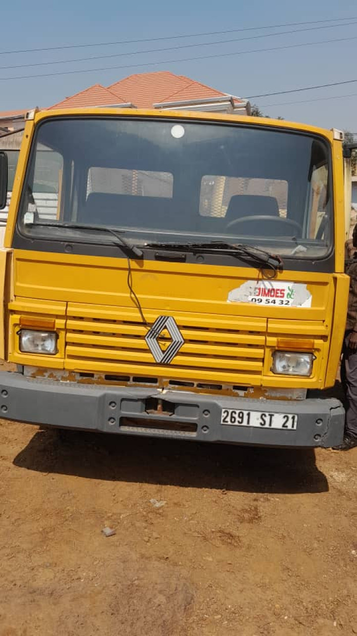 CAMION BENNE 6 ROUES RENAULT, Camions - Autobus, Conakry