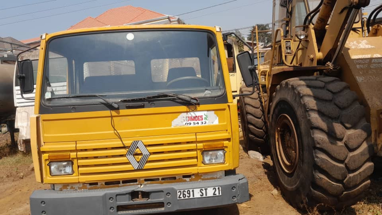 CAMION BENNE 6 ROUES RENAULT, Camions - Autobus, Conakry