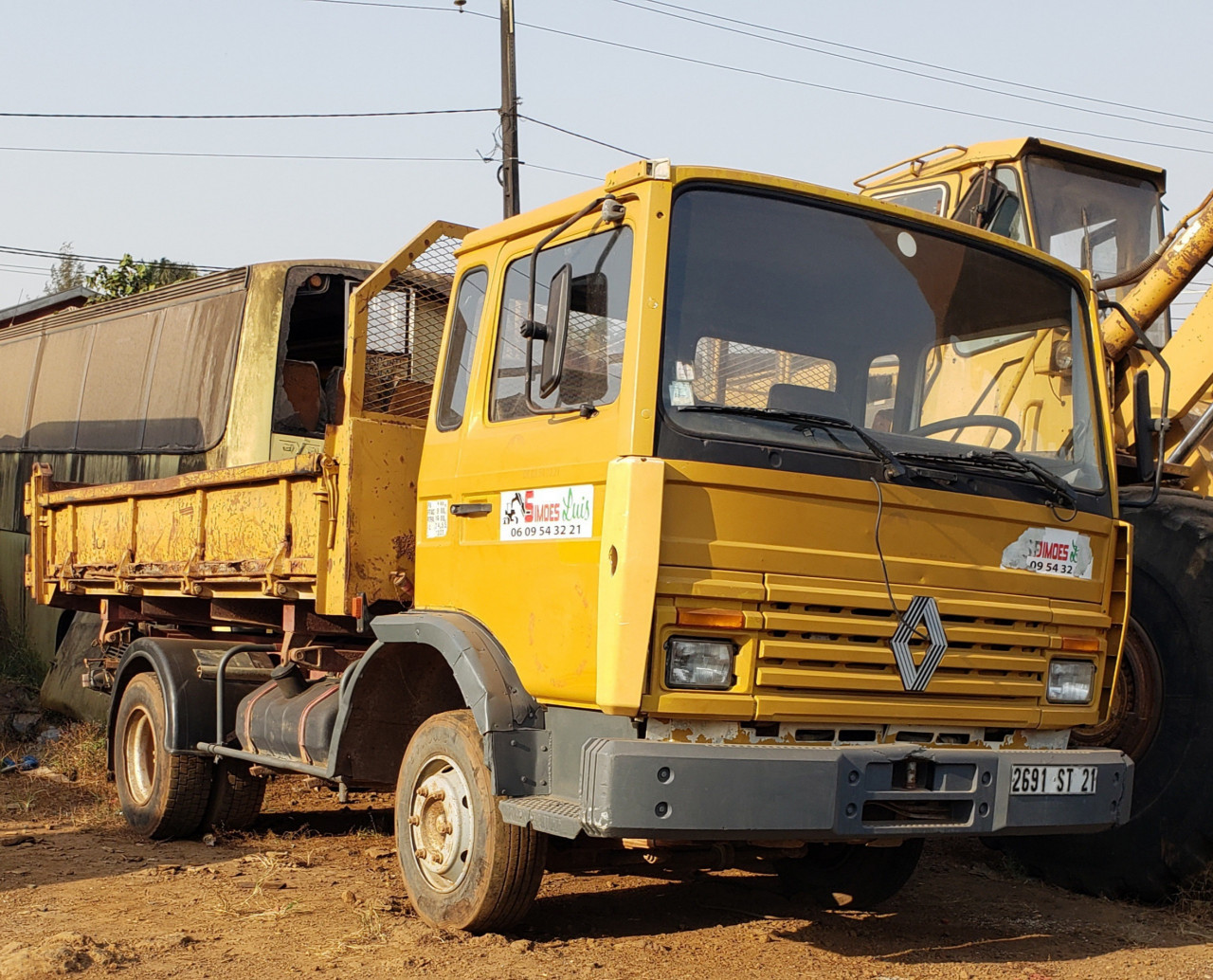 CAMION BENNE 6 ROUES RENAULT, Camions - Autobus, Conakry