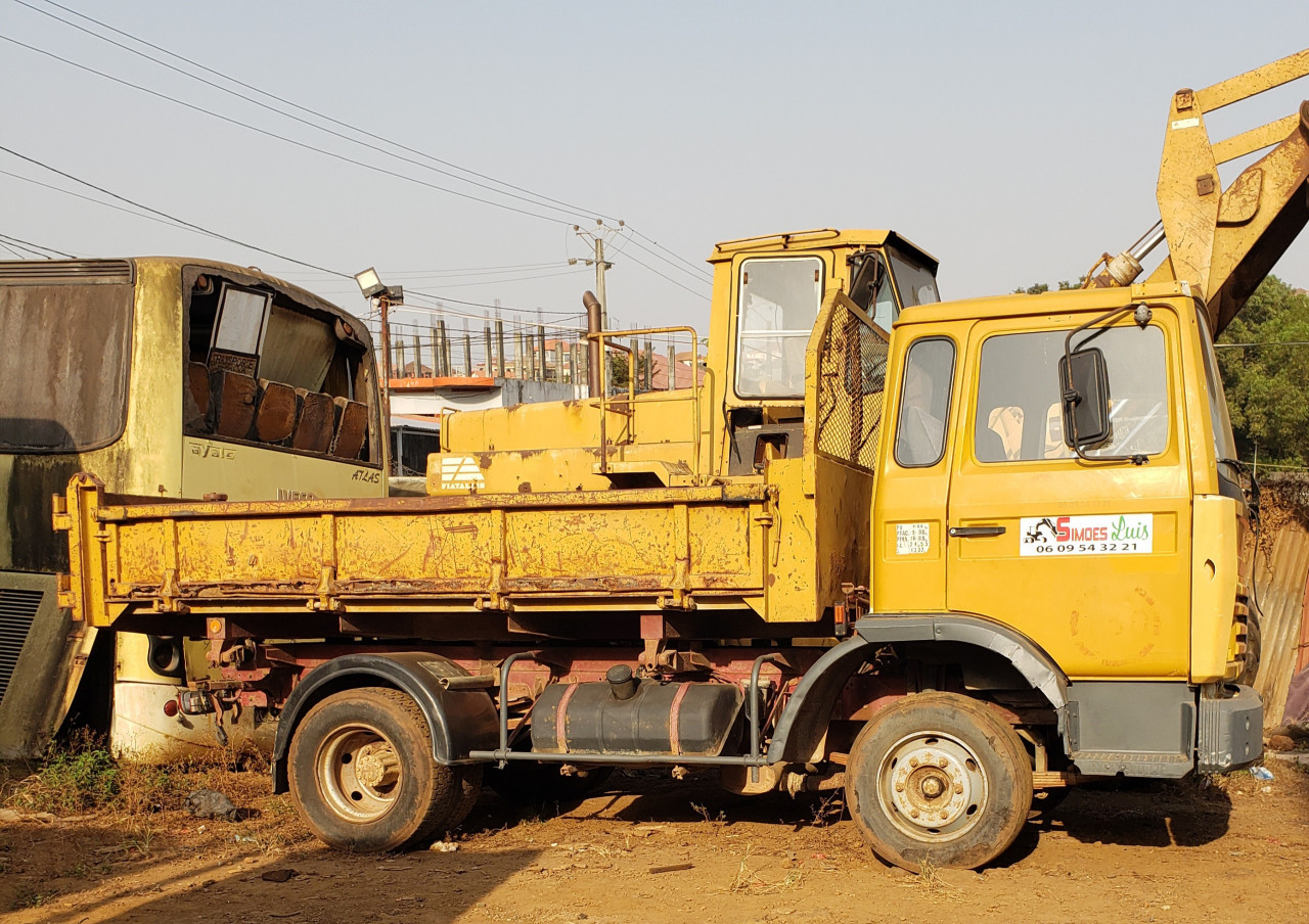 CAMION BENNE 6 ROUES RENAULT, Camions - Autobus, Conakry