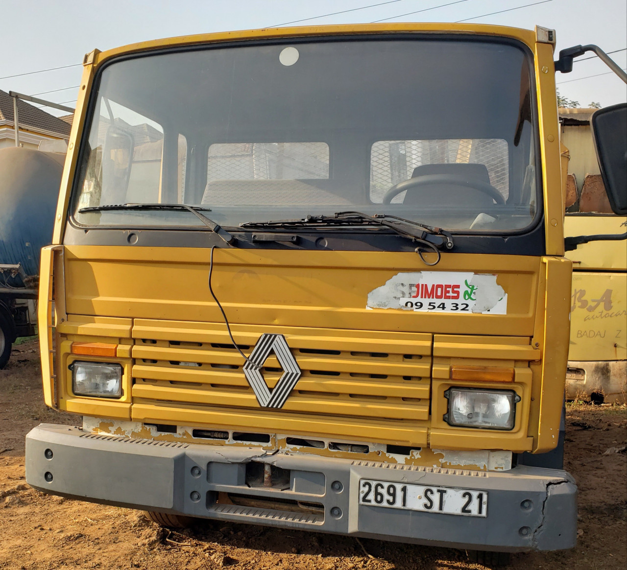 CAMION BENNE 6 ROUES RENAULT, Camions - Autobus, Conakry