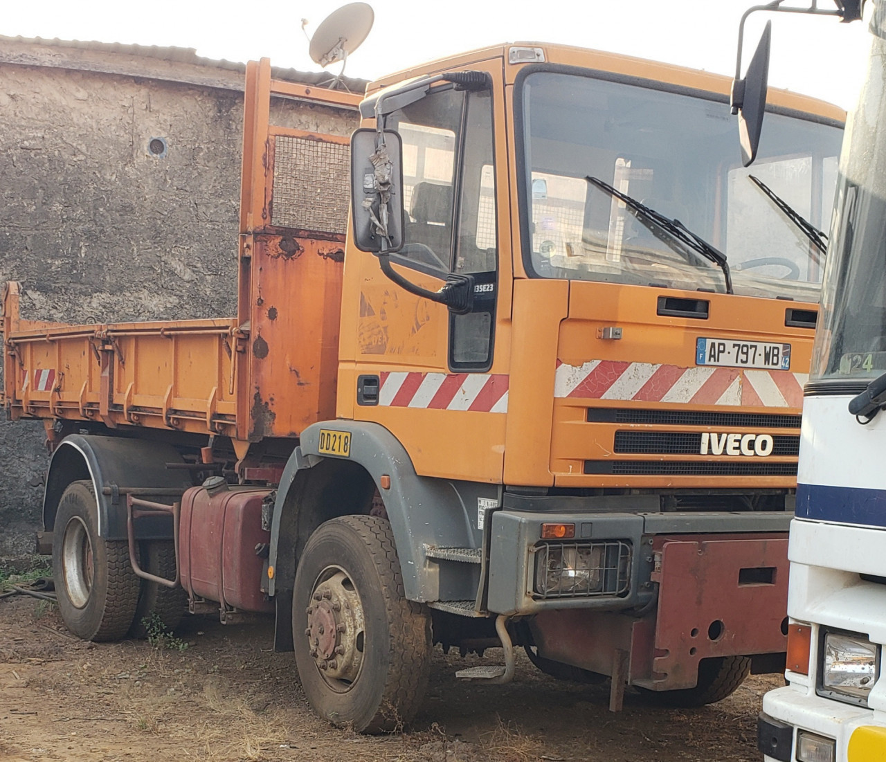 CAMION BENNE 6 ROUES IVECO, Camions - Autobus, Conakry