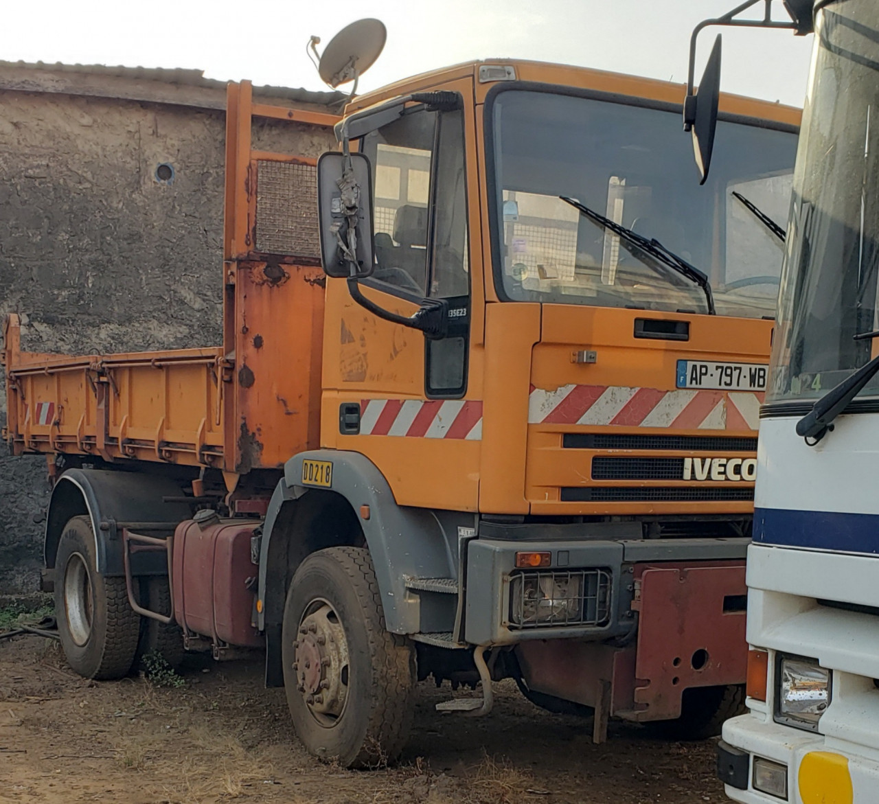 CAMION BENNE 6 ROUES IVECO, Camions - Autobus, Conakry