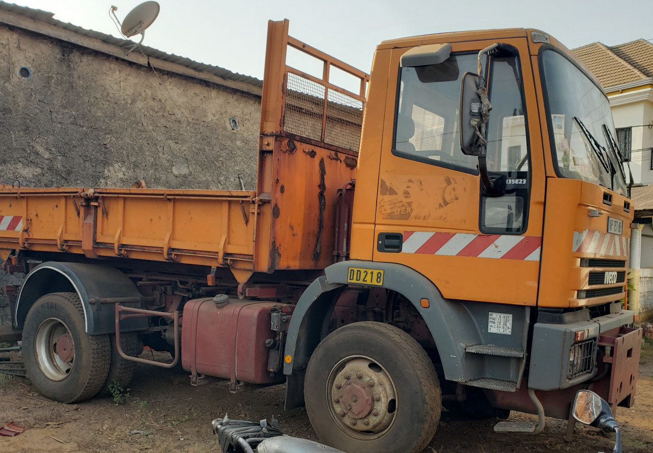 CAMION BENNE 6 ROUES IVECO, Camions - Autobus, Conakry