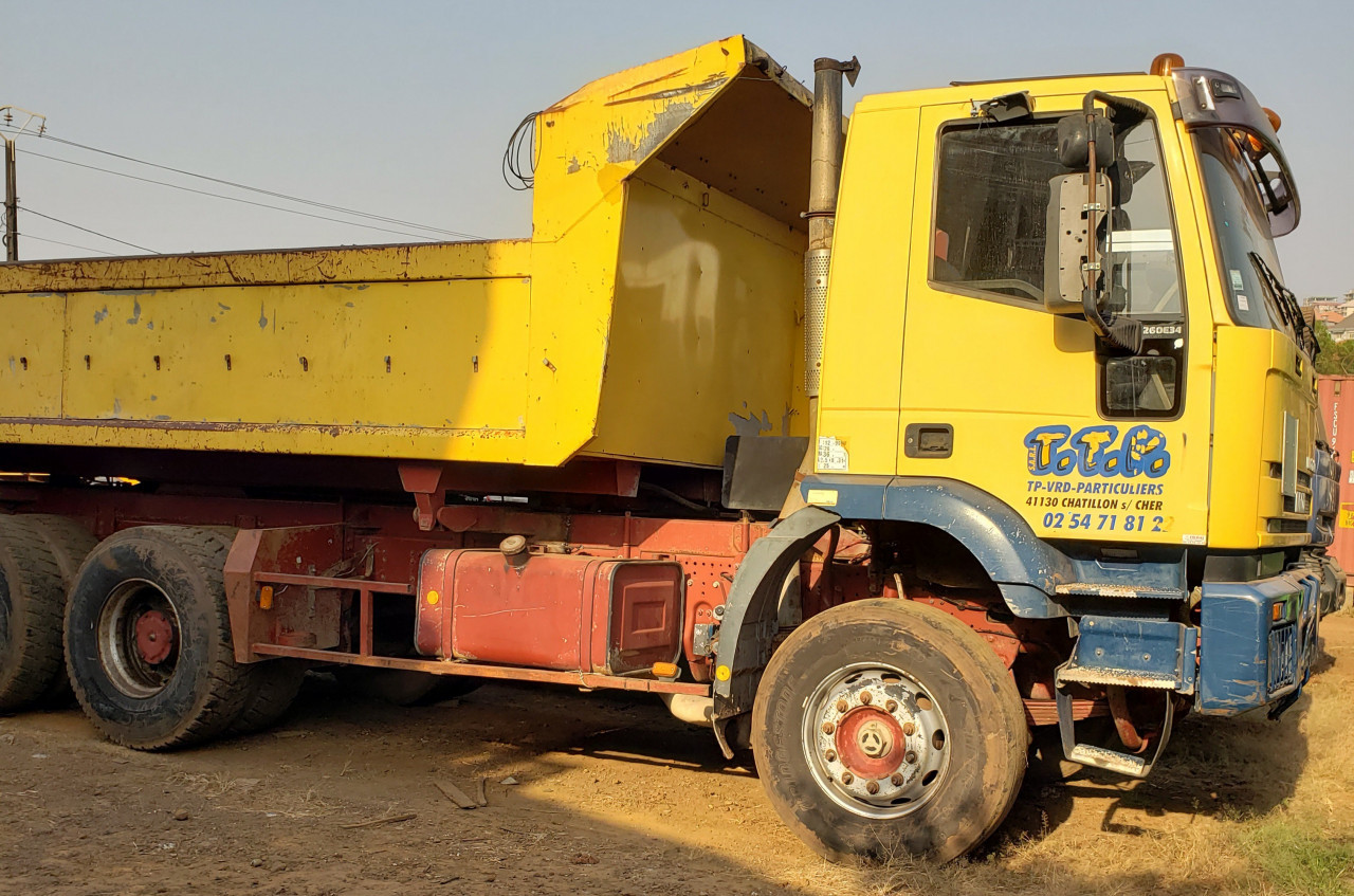 CAMION IVECO 10 ROUES SORTIE PORT, Camions - Autobus, Conakry