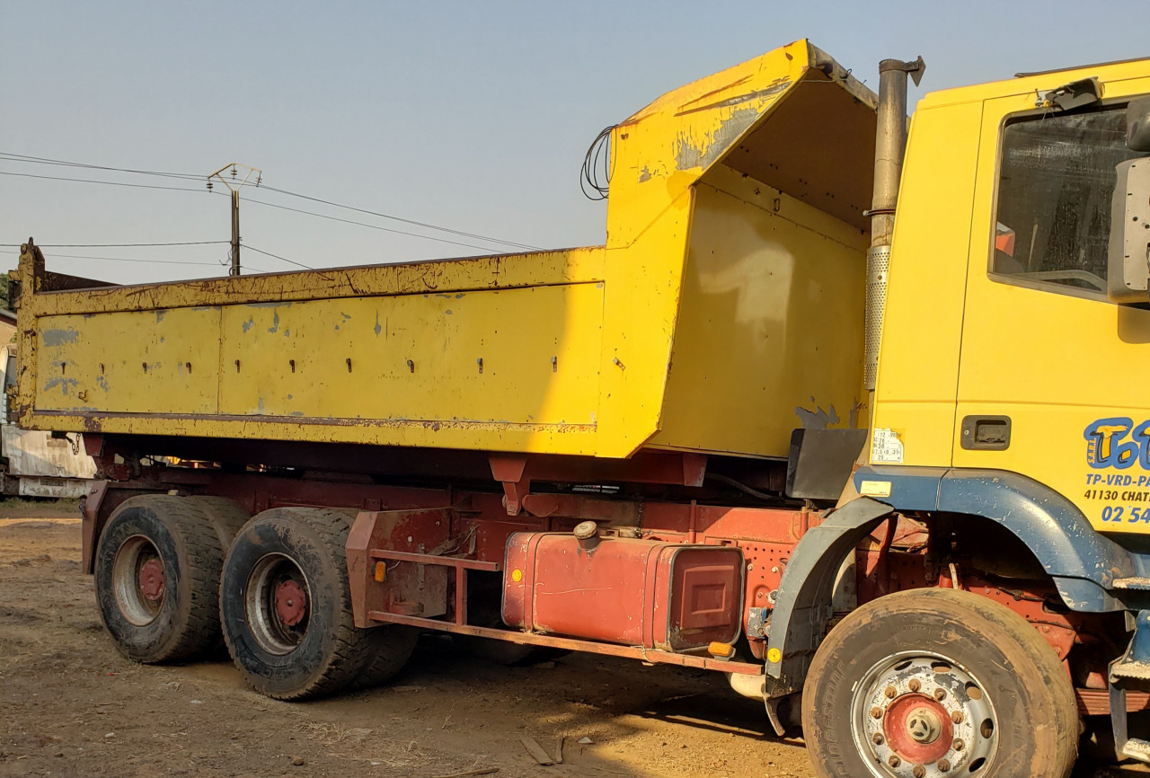 CAMION IVECO 10 ROUES SORTIE PORT, Camions - Autobus, Conakry