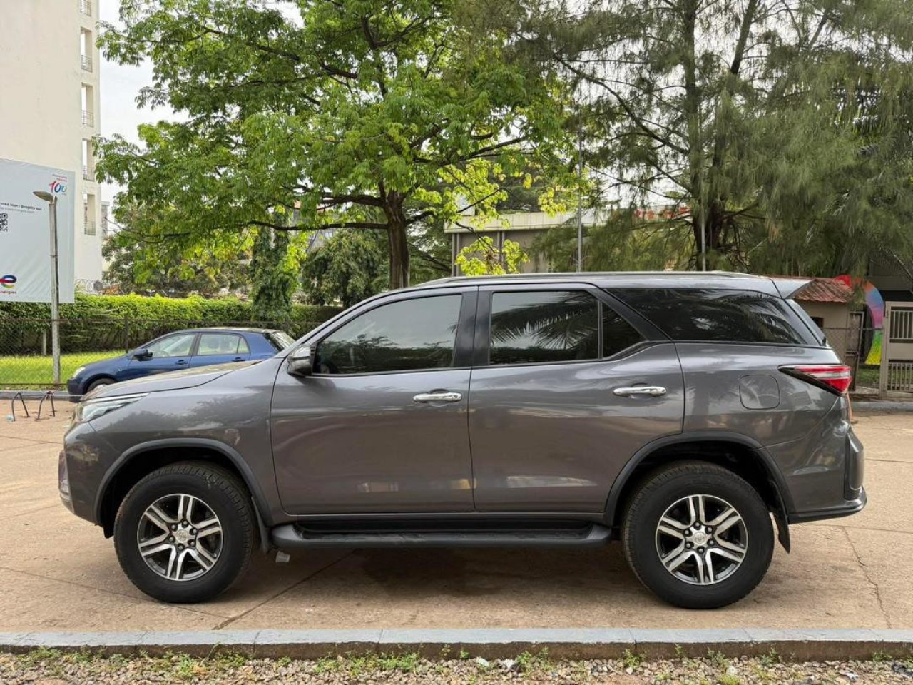 Toyota Fortuner sortie d’usine, Voitures, Conakry