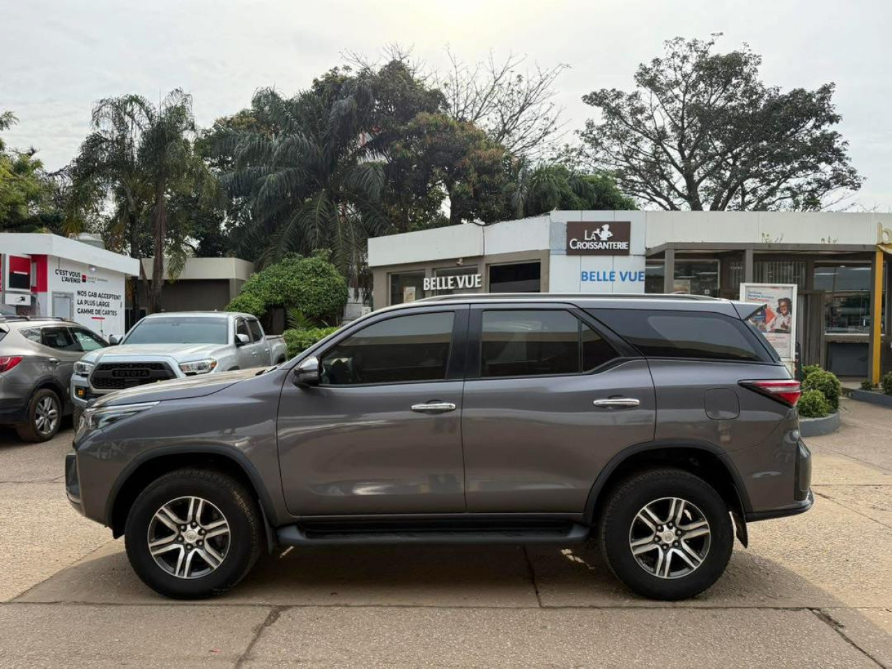 Toyota Fortuner sortie d’usine, Voitures, Conakry