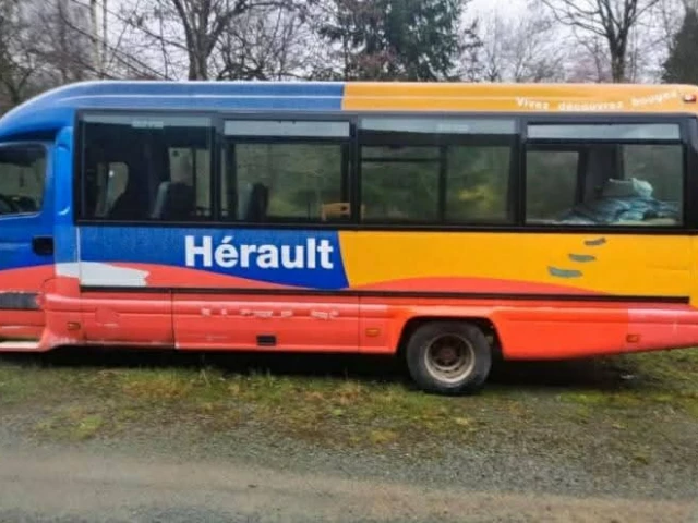 BUS IVECO SORTIE PORT 22 PLACES, Camions - Autobus, Conakry