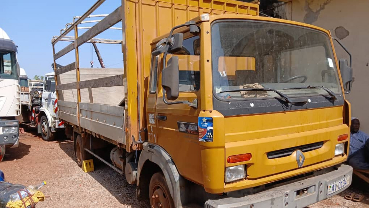 RENAULT MIDLINER SORTIE PORT IMMATRICULÉ, Camions - Autobus, Conakry