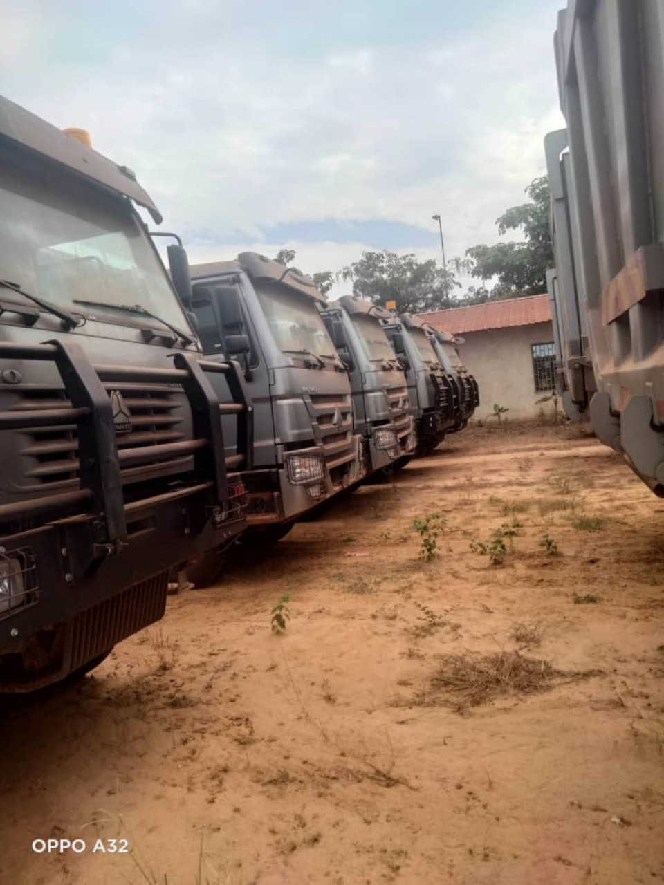 20 CAMIONS SINOTRUCK SORTIE D'USINE A VENDRE, Camions - Autobus, Conakry