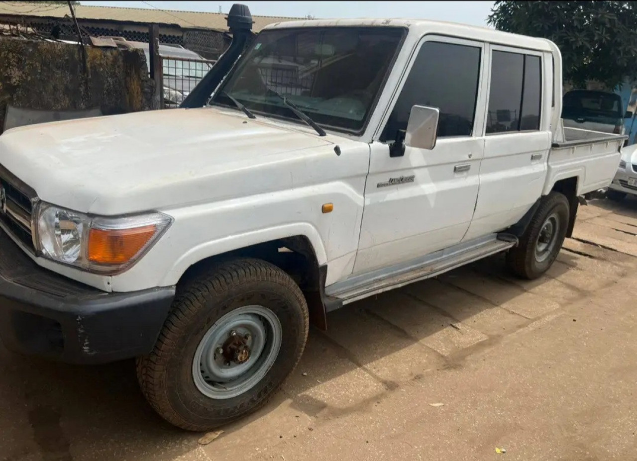 TOYOTA PICK-UP DEUX CABINES DIESEL CLIMATISÉE, Voitures, Conakry