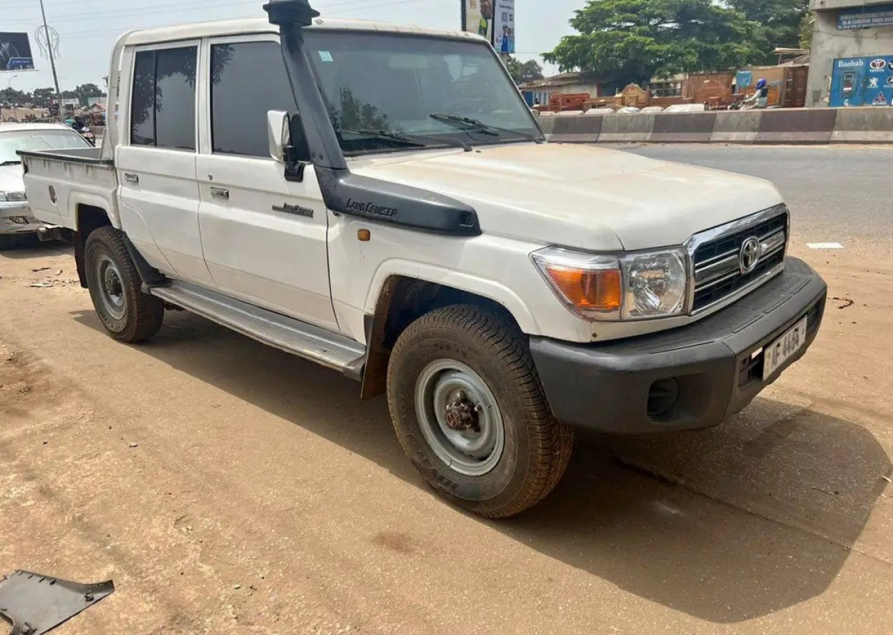 TOYOTA PICK-UP DEUX CABINES DIESEL CLIMATISÉE, Voitures, Conakry