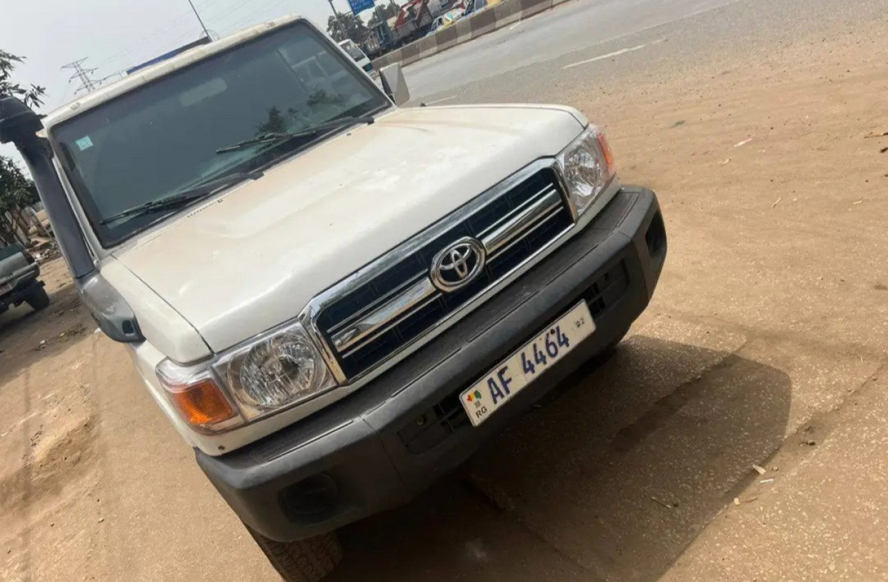 TOYOTA PICK-UP DEUX CABINES DIESEL CLIMATISÉE, Voitures, Conakry