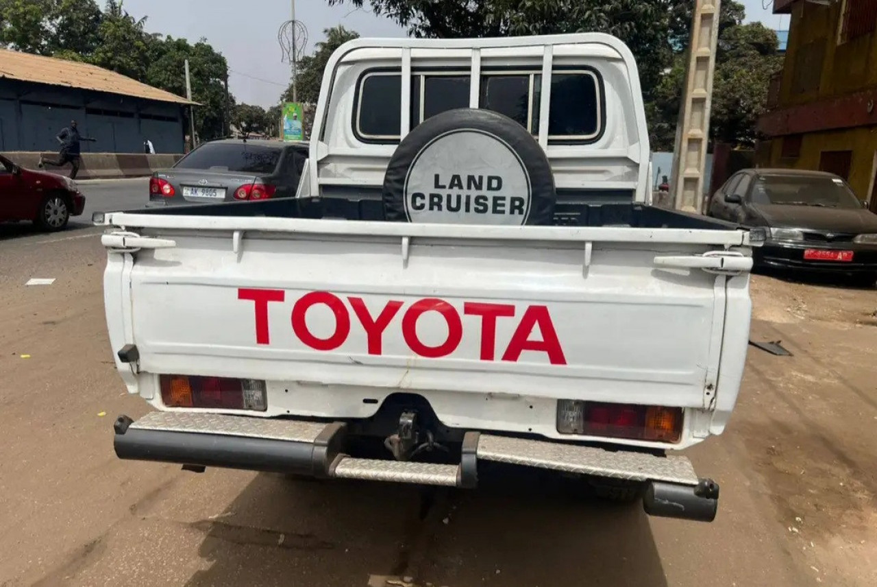 TOYOTA PICK-UP DEUX CABINES DIESEL CLIMATISÉE, Voitures, Conakry