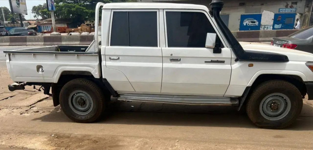 TOYOTA PICK-UP DEUX CABINES DIESEL CLIMATISÉE, Voitures, Conakry