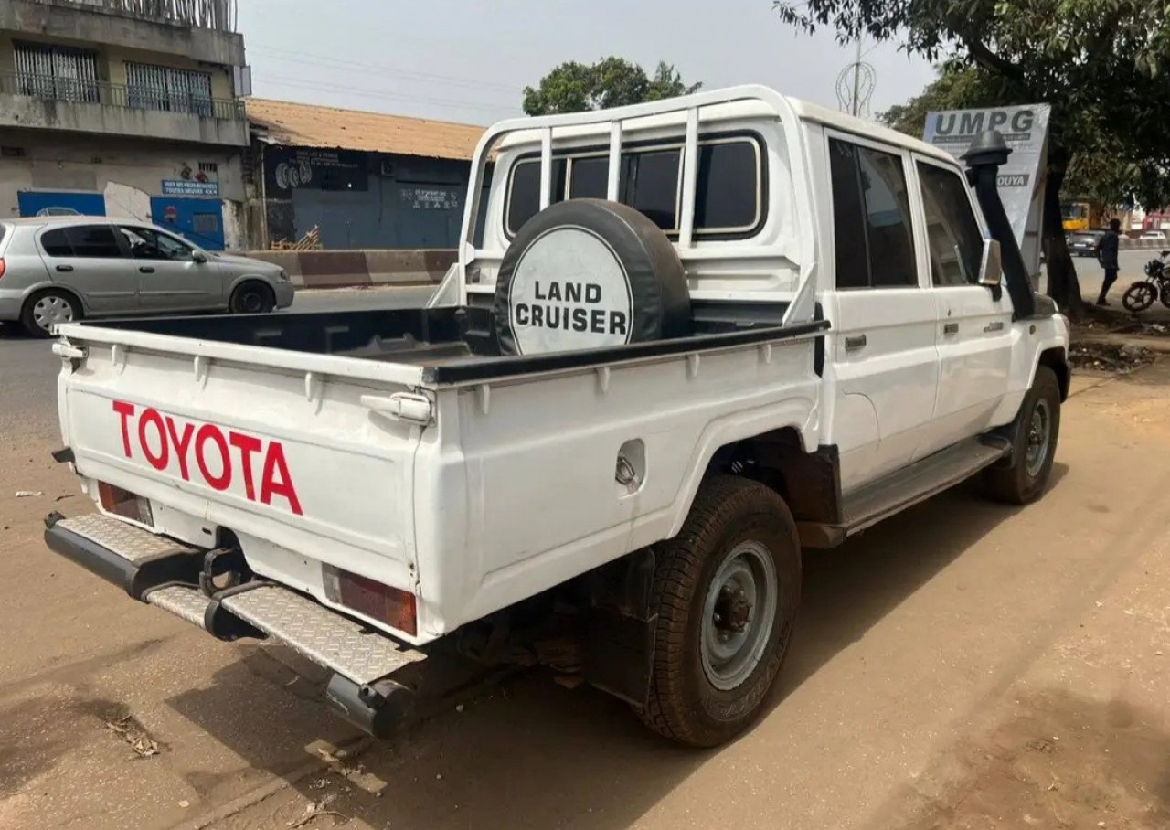 TOYOTA PICK-UP DEUX CABINES DIESEL CLIMATISÉE, Voitures, Conakry