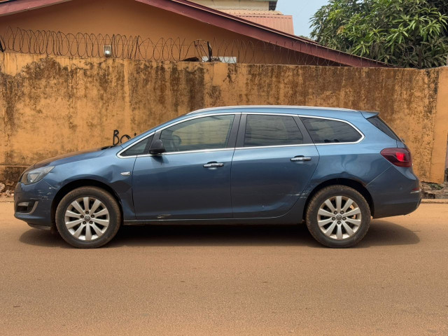 Opel Astra, Voitures, Conakry