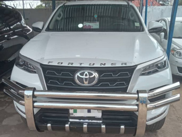 TOYOTA FORTUNER SORTIE D'USINE ANNÉE 2024 AUTOMATIQUE E, Voitures, Conakry