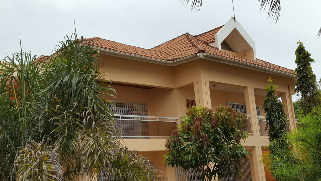02 𝗩𝗜𝗟𝗟𝗔 𝗘𝗧 𝗨𝗡𝗘 𝗣IS𝗖𝗜𝗡𝗘 sur 2.200 m2 à vendre à Miniere, Autres Immobiliers, Conakry