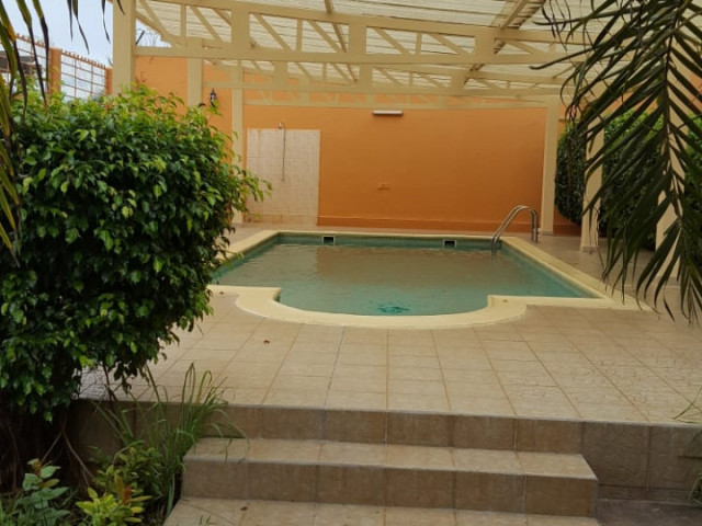 02 𝗩𝗜𝗟𝗟𝗔 𝗘𝗧 𝗨𝗡𝗘 𝗣IS𝗖𝗜𝗡𝗘 sur 2.200 m2 à vendre à Miniere, Autres Immobiliers, Conakry