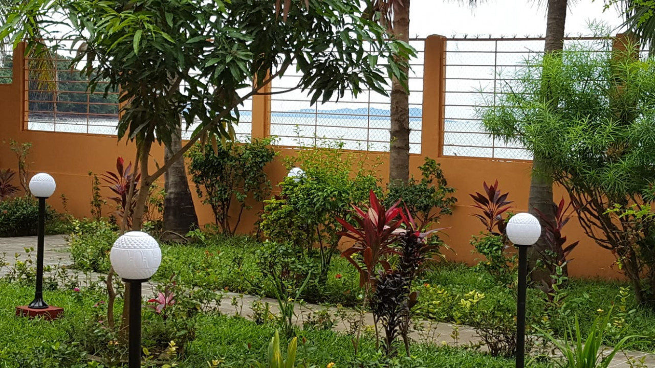 02 𝗩𝗜𝗟𝗟𝗔 𝗘𝗧 𝗨𝗡𝗘 𝗣IS𝗖𝗜𝗡𝗘 sur 2.200 m2 à vendre à Miniere, Autres Immobiliers, Conakry