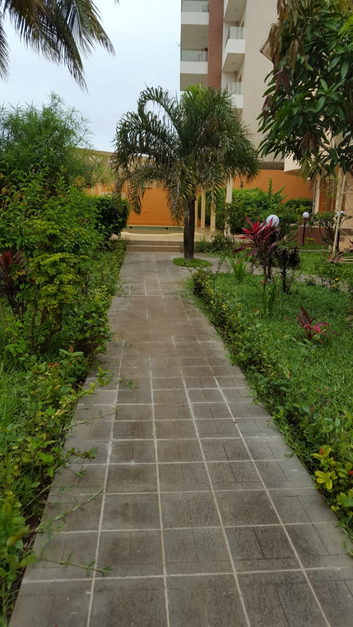 02 𝗩𝗜𝗟𝗟𝗔 𝗘𝗧 𝗨𝗡𝗘 𝗣IS𝗖𝗜𝗡𝗘 sur 2.200 m2 à vendre à Miniere, Autres Immobiliers, Conakry