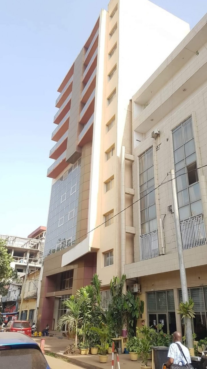 VENTE  d'un 𝗜𝗠𝗠𝗘𝗨𝗕𝗟𝗘 𝗥+9 A Kaloum, Autres Immobiliers, Conakry