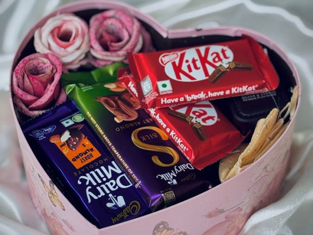 Surprise anniversaire , bouquet , famfariste, gâteaux, Pour les Événements, Conakry